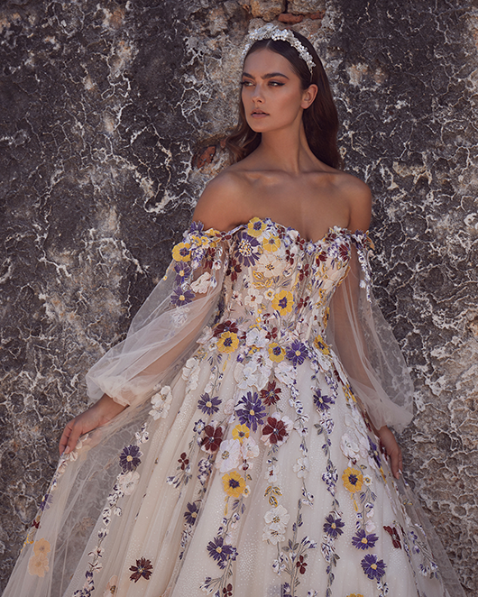 Vestido de novia colorido con flores y silueta de vestido de fiesta